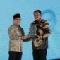 Bupati Tangerang Moch Maesyal Rasyid saat menerima Paritrana Award 2025