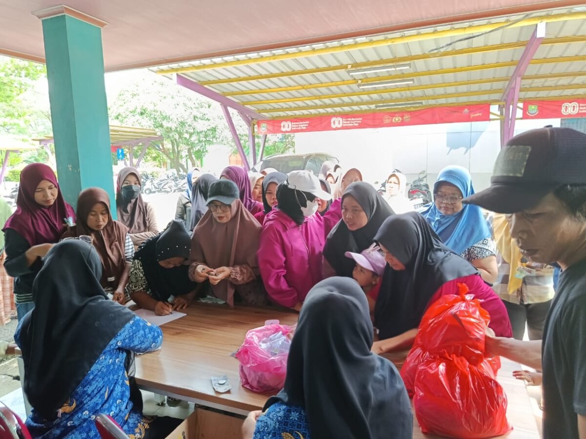 Suasana Pasar Sembako Murah jelang perayaan hari raya Idul Adha 1447 Hijjriah/2026 Masehi, bertempat di aula kantor Kecamatan Sepatan Timur, Kabupaten Tangerang