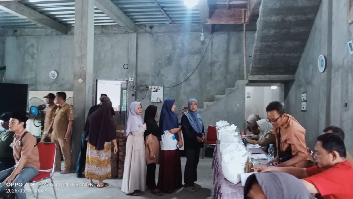 Suasana saat Warga Desa Kosambi Menerima Bantuan Pangan Nasional