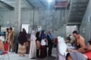 Suasana saat Warga Desa Kosambi Menerima Bantuan Pangan Nasional