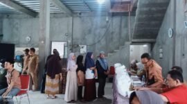 Warga Desa Kosambi Menerima Bantuan Pangan Nasional