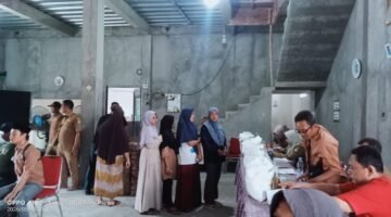 Warga Desa Kosambi Menerima Bantuan Pangan Nasional