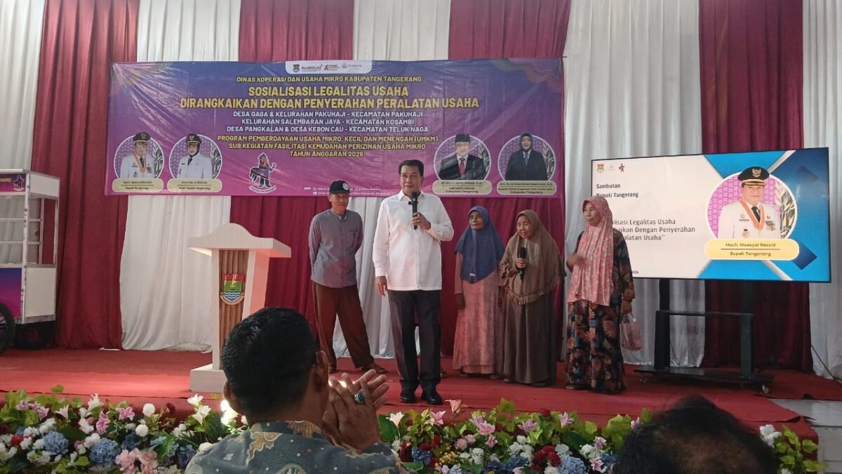 Bupati Tangerang Maesyal Rasyid  pada kegiatan pemberian Gerobak Usaha dan Kompor ke para pelaku usaha 