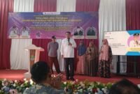 Bupati Tangerang Maesyal Rasyid pada kegiatan pemberian Gerobak Usaha dan Kompor ke para pelaku usaha
