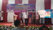 Bupati Tangerang Maesyal Rasyid  pada kegiatan pemberian Gerobak Usaha dan Kompor ke para pelaku usaha 