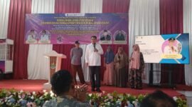 Bupati Tangerang Maesyal Rasyid  pada kegiatan pemberian Gerobak Usaha dan Kompor ke para pelaku usaha 