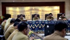 Rapat Evaluasi Kewilayahan yang diikuti para Kepala Perangkat Daerah, Camat, dan Lurah, di Ruang Akhlakul Karimah, Gedung Puspem Kota Tangerang, Senin (11/05/2026).