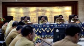 Rapat Evaluasi Kewilayahan yang diikuti para Kepala Perangkat Daerah, Camat, dan Lurah, di Ruang Akhlakul Karimah, Gedung Puspem Kota Tangerang, Senin (11/05/2026).