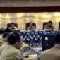 Rapat Evaluasi Kewilayahan yang diikuti para Kepala Perangkat Daerah, Camat, dan Lurah, di Ruang Akhlakul Karimah, Gedung Puspem Kota Tangerang, Senin (11/05/2026).