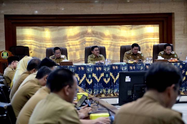 Rapat Evaluasi Kewilayahan yang diikuti para Kepala Perangkat Daerah, Camat, dan Lurah, di Ruang Akhlakul Karimah, Gedung Puspem Kota Tangerang, Senin (11/05/2026).