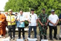 Bupati Tangerang, Moch. Maesyal Rasyid saat menhadiri penanaman pohon mangrove dalam rangka memperingati Hari Tri Suci Waisak 2570 TB/2026
