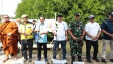 Bupati Tangerang, Moch. Maesyal Rasyid saat menhadiri penanaman pohon mangrove dalam rangka memperingati Hari Tri Suci Waisak 2570 TB/2026