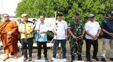 Bupati Tangerang, Moch. Maesyal Rasyid saat menhadiri penanaman pohon mangrove dalam rangka memperingati Hari Tri Suci Waisak 2570 TB/2026
