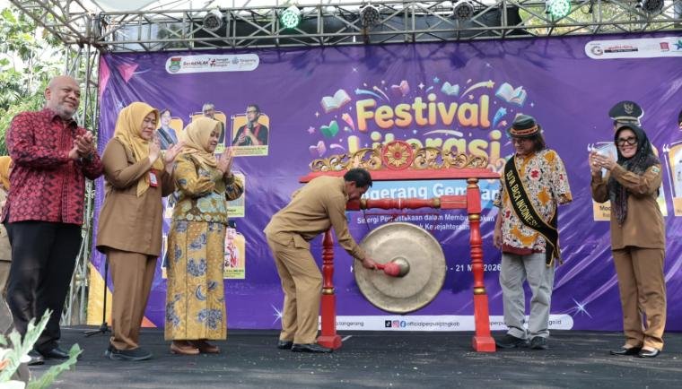 Suasana Bupati Tangerang Moch. Maesyal Rasyid secara resmi membuka Festival Literasi Tangerang Gemilang Tahun 2026