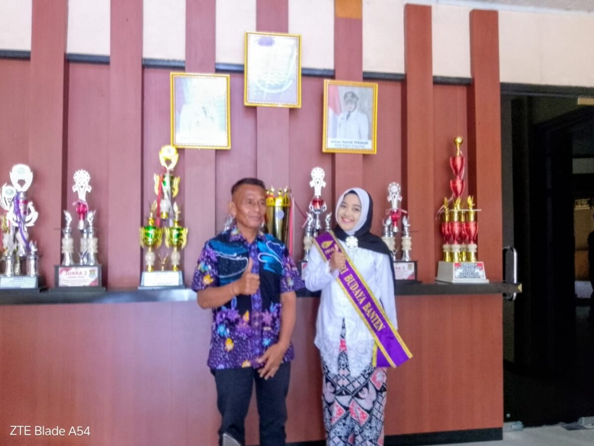 Dila Agustina bersama Kepala Desa Karet Kecamatan Sepatan Kabupaten Tangerang  