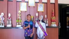 Dila Agustina bersama Kepala Desa Karet Kecamatan Sepatan Kabupaten Tangerang  