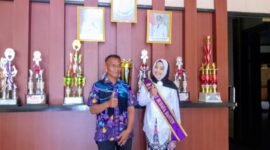 Dila Agustina bersama Kepala Desa Karet Kecamatan Sepatan Kabupaten Tangerang  