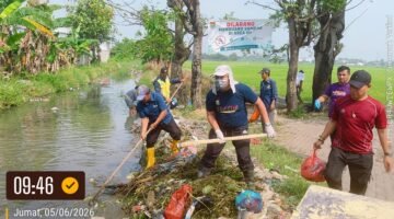 Respon Keluhan Warga Camat Miftah Pimpin Aksi Bersih Kali Sipon Kampung Kelor