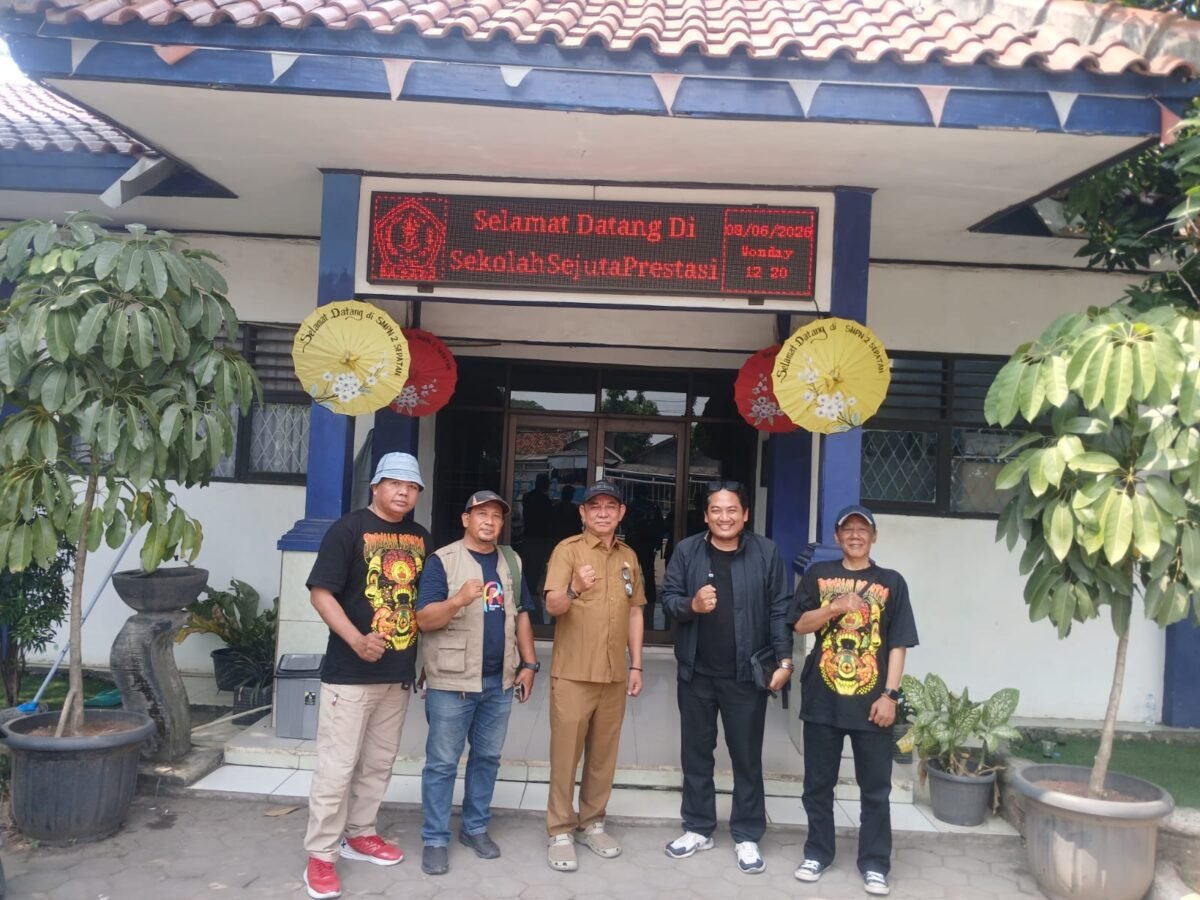 Kepala SMPN 2 Sepatan Agus Soni bersama IJS 
