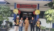 Kepala SMPN 2 Sepatan Agus Soni bersama IJS 