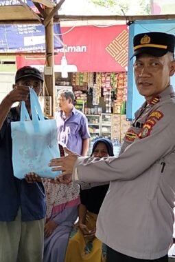 Launching Program Jaga Jakarta On the Spot, Polsek Sepatan Bagikan Sembako dan Berikan Himbauan