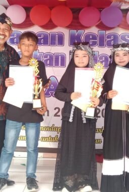 Siswa SDN Kramat V Meriahkan Kelulusan dan Naik Kelas 