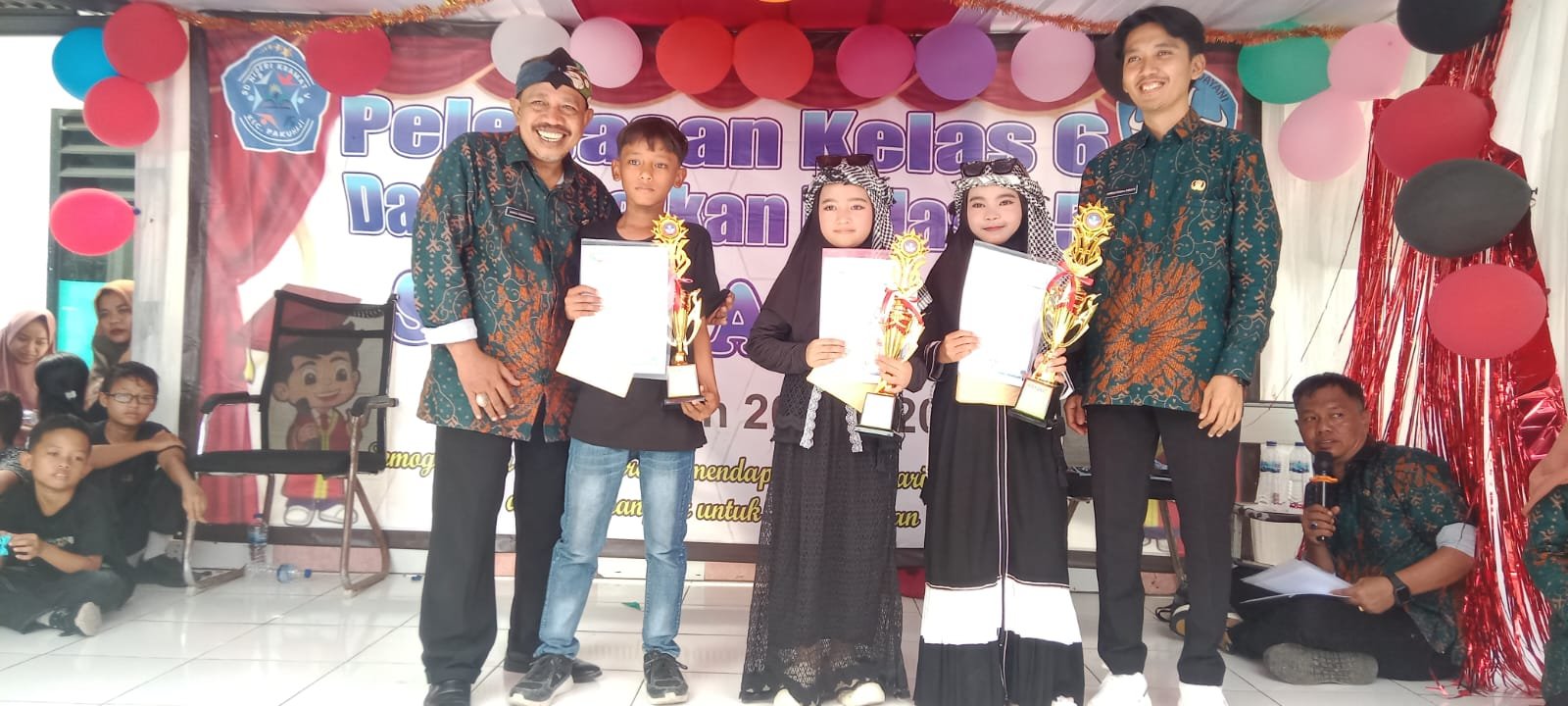 Siswa SDN Kramat V Meriahkan Kelulusan dan Naik Kelas 