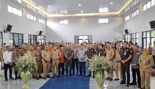 Foto bersama jajaran APDESI dan Kejari Kabupaten Tangerang pada kegiatan Roadshow Kadarkum