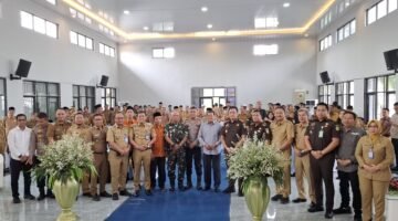 Foto bersama jajaran APDESI dan Kejari Kabupaten Tangerang pada kegiatan Roadshow Kadarkum