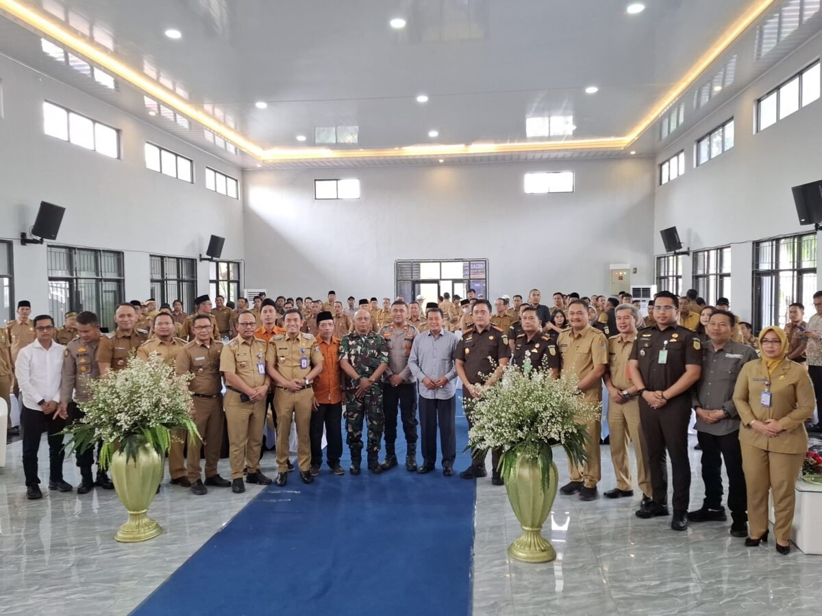 Foto bersama jajaran APDESI dan Kejari Kabupaten Tangerang pada kegiatan Roadshow Kadarkum