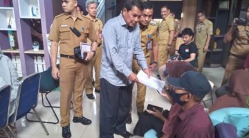 Camat Sepatan dampingi Bupati Tangerang Pantau Layanan Adminduk di Kantor Kecamatan 
