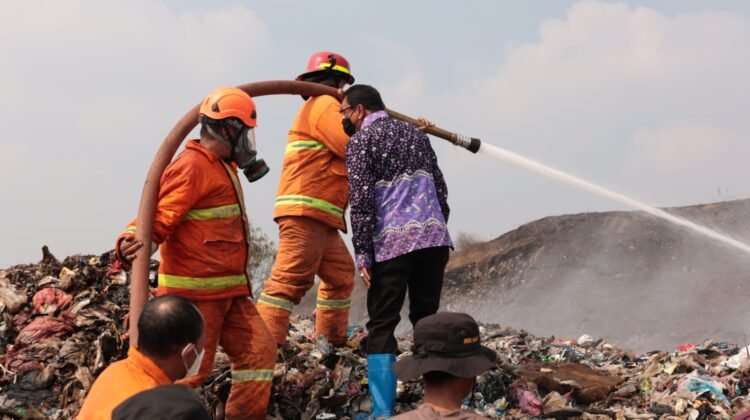 Kebakaran di TPA Jatiwaringin, Kecamatan Mauk Kobaran Api yang sempat membesar telah berangsur berkurang