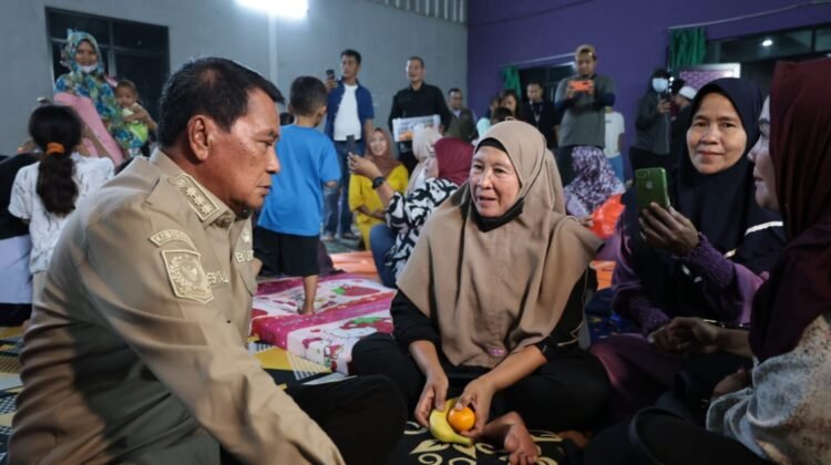 Bupati Tangerang mengunjungi warga terdampak kebakaran TPA Jatiwaringin yang mengungsi di Balai Desa