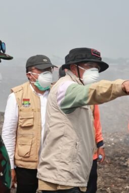 Bupati Tangerang lakukan doa bersama tim penanggulangan bencana dan relawan di TPA Jatiwaringin