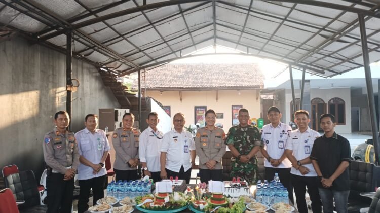 Beri Kejutan Tumpeng, TNI dan Camat Kompak Serbu Mapolsek Teluknaga di HUT Bhayangkara ke-80