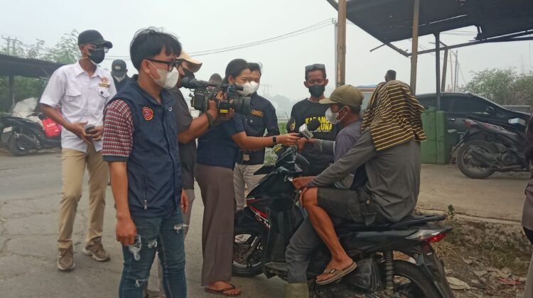 Karang Taruna Kabupaten Tangerang bagikan masker untuk warga terdampak polusi asap kebakaran TPA Jatiwaringin