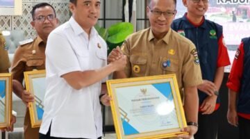 Camat Rajeg Terima Penghargaan dari Bupati Tangerang 