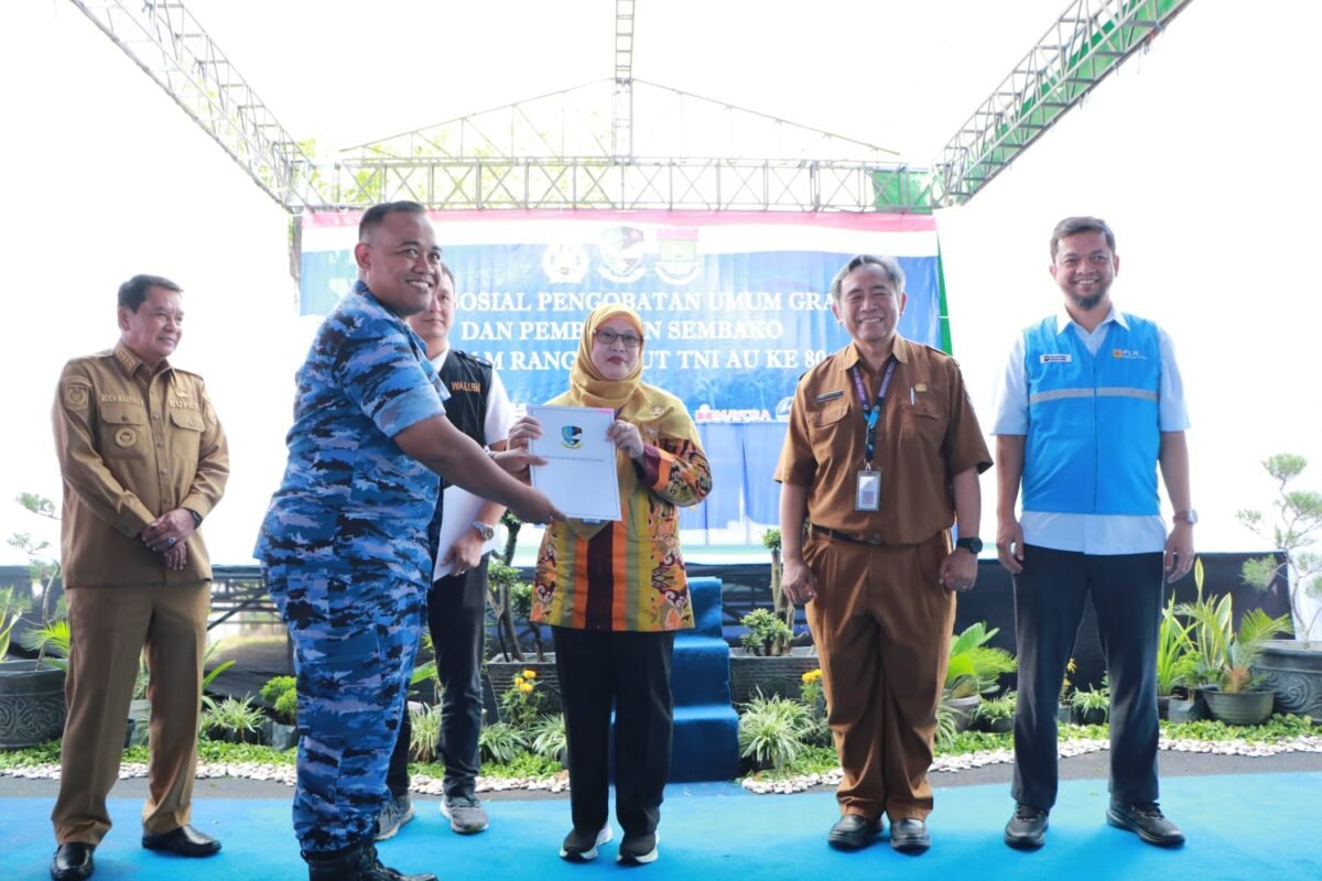 Dr. Umie Kulsum, MM Direktur RSUD Pakuhaji Kabupaten Tangerang Foto bersama di Baksos Pengobatan Umum Gratis di HUT ke-80 TNI AU. (foto/istimewa) 