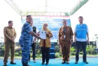 Dr. Umie Kulsum, MM Direktur RSUD Pakuhaji Kabupaten Tangerang Foto bersama di Baksos Pengobatan Umum Gratis di HUT ke-80 TNI AU. (foto/istimewa) 