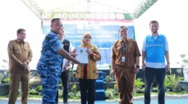 Dr. Umie Kulsum, MM Direktur RSUD Pakuhaji Kabupaten Tangerang Foto bersama di Baksos Pengobatan Umum Gratis di HUT ke-80 TNI AU. (foto/istimewa) 