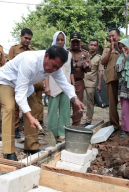 Bupati Tangerang Letakkan Batu Pertama Pembangunan Empat Rumah Tidak Layak Huni di Sindang Jaya