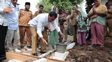 Bupati Tangerang Letakkan Batu Pertama Pembangunan Empat Rumah Tidak Layak Huni di Sindang Jaya
