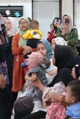 132 Bayi di Kabupaten Tangerang Terima Sertifikat Wisuda ASI