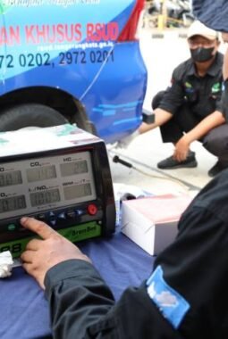 Pemkot Tangerang menggelar uji emisi kendaraan bermotor gratis di kawasan Kota Ayodhya