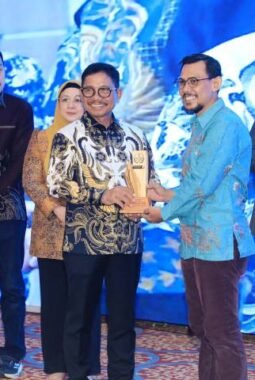Walikota Tangerang Raih Penghargaan The Best Transformation Leadership